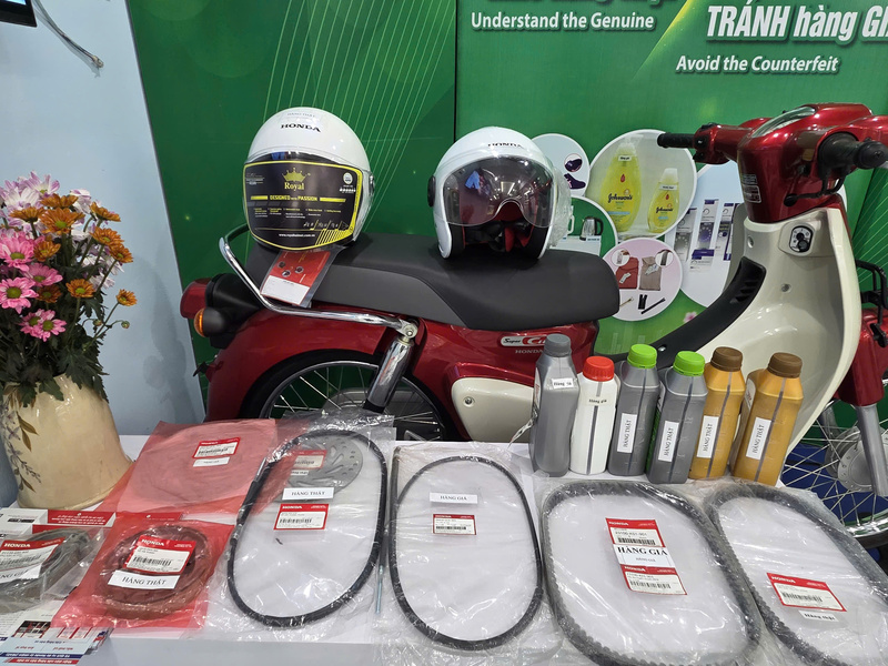 Các phụ tùng Honda được đặt song song bản thật và bản giả, kèm nhãn nhận diện rõ ràng. Ảnh Văn Thi.