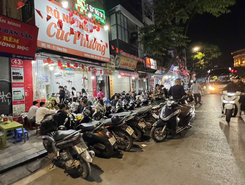 Trước cửa quán bò nướng Cúc Phương tại số 51 Hàng Đậu.