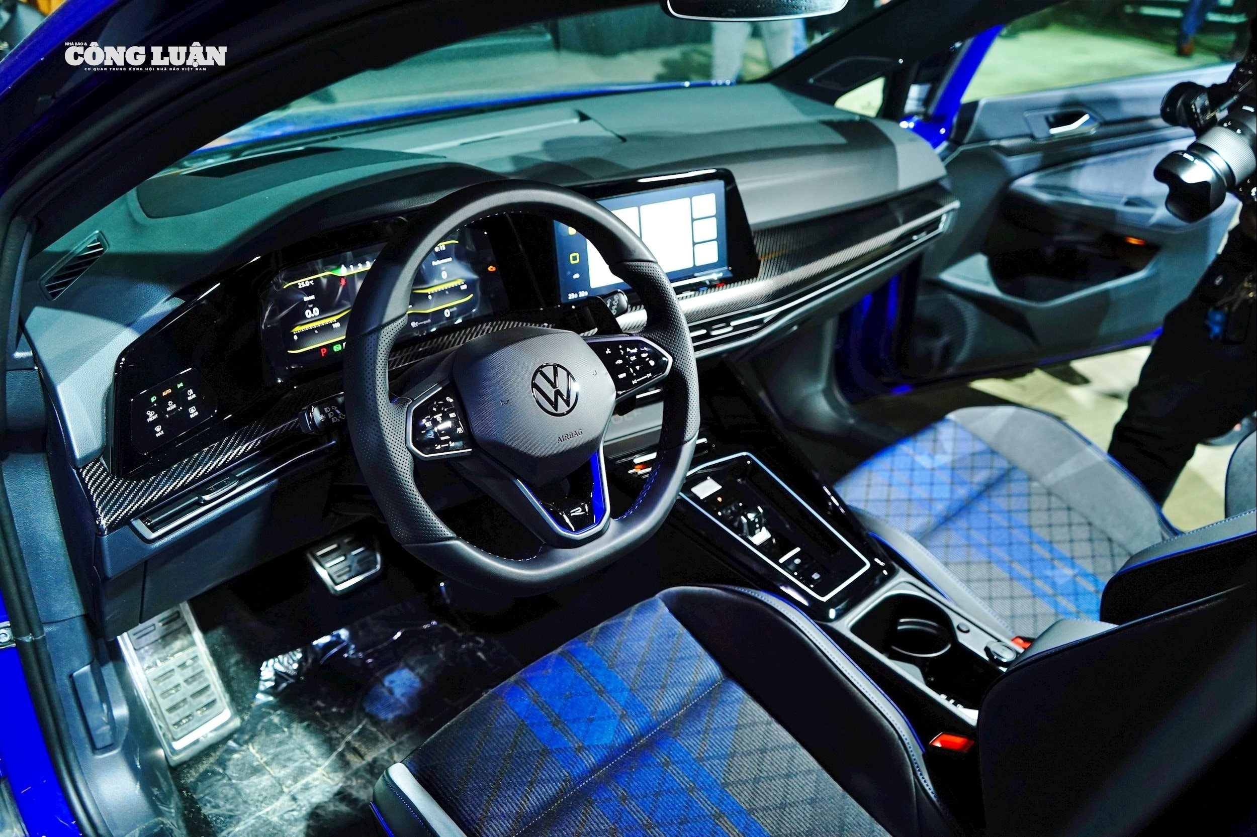 Thiết kế khoang lái phiên bản hiệu suất cao VW Golf R.