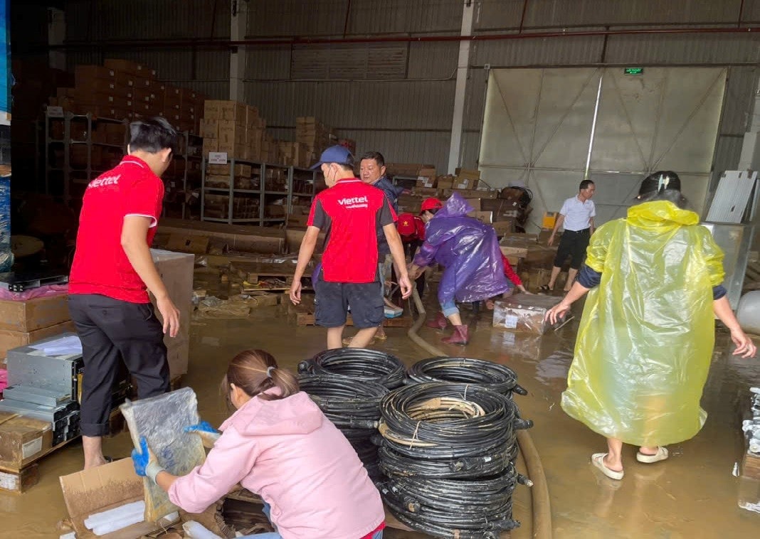 Kho vật tư của Viettel cũng bị ngập sâu hơn 1,5 m, cán bộ nhân viên tập trung dọn dẹp khi nước rút