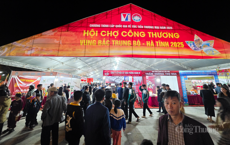 Những ngày cuối tuần, tại khu vực quảng trường Trần Phú (phường Thành Sen, Hà Tĩnh) không khí ở Hội chợ Công Thương vùng Bắc Trung Bộ - Hà Tĩnh 2025  luôn sôi động, náo nhiệt.