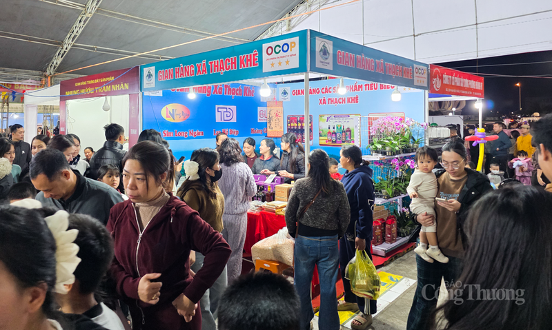 Gian hàng xã Thạch Khê trưng bày các đặc sản địa phương như: kẹo cu đơ Loan Lương, nước mắm Hoàng Gia Lan, rượu sim Long Ngâm... cũng thu hút đông người dân quan tâm, mua sắm.