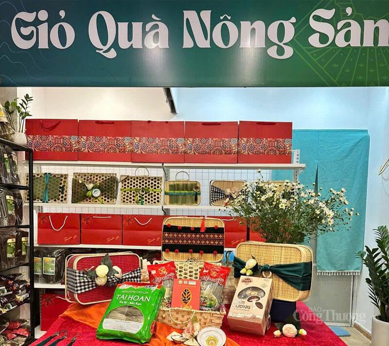 Nông đặc sản, sản phẩm OCOP được người tiêu dùng lựa chọn trong giỏ hàng tiêu dùng của mình. Ảnh: N.H.