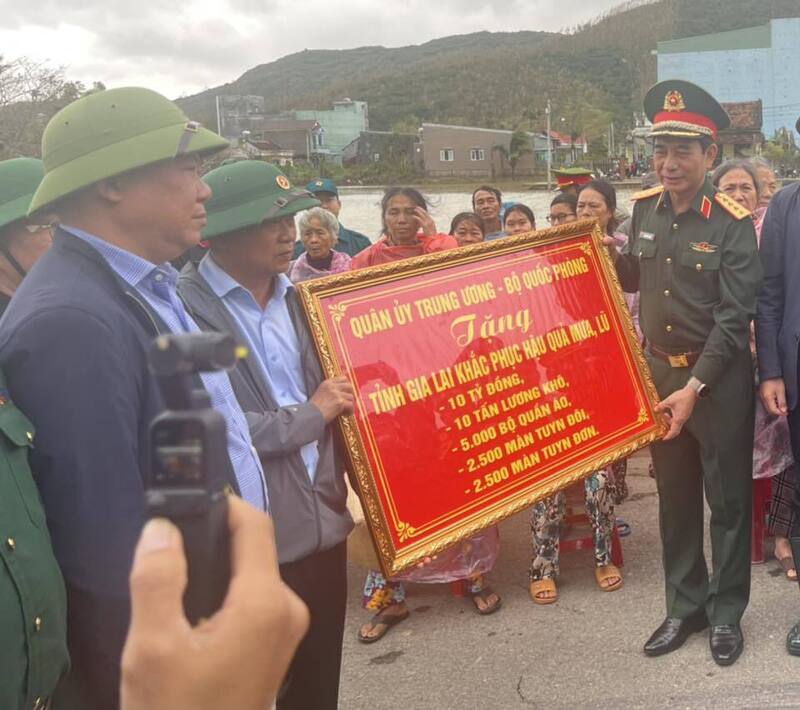 Quân ủy Trung ương, Bộ Quốc phòng hỗ trợ tỉnh Gia Lai 10 tỷ đồng, 10 tấn lương khô, 5.000 bộ quần áo, 2.500 màn tuyn đôi, 2.500 màn tuyn đơn. Ảnh: DT.