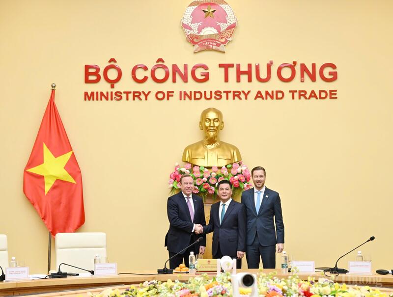 Bộ trưởng Bộ Công Thương Nguyễn Hồng Diên cùng đại diện cấp cao Hội đồng doanh nghiệp EU - ASEAN.