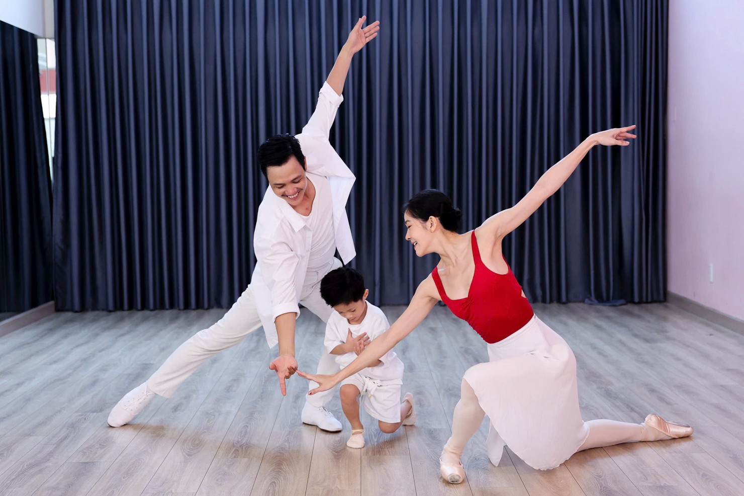 Gia đ&igrave;nh nhỏ hạnh ph&uacute;c của NSƯT Trần Ho&agrave;ng Yến v&agrave; nghệ sĩ m&uacute;a Phan Th&aacute;i B&igrave;nh.