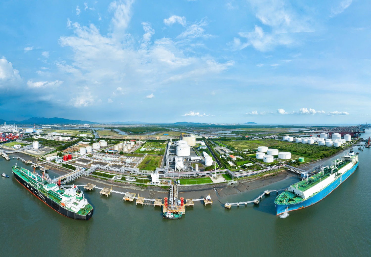 Tổ hợp kho cảng PV GAS VUNG TAU rộng lớn với diện tích hơn 40ha, có khả năng đón nhận những PV GAS đã làm chủ vận hành kho cảng LNG đầu tiên tại Việt Nam như thế nào?