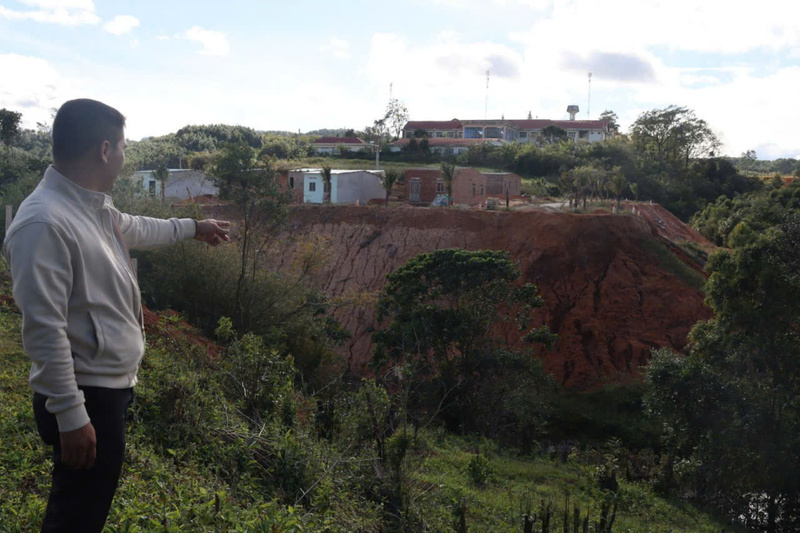 Suối Đăk Ter đoạn qua trung tâm xã Tu Mơ Rông bị sạt lở nghiêm trọng