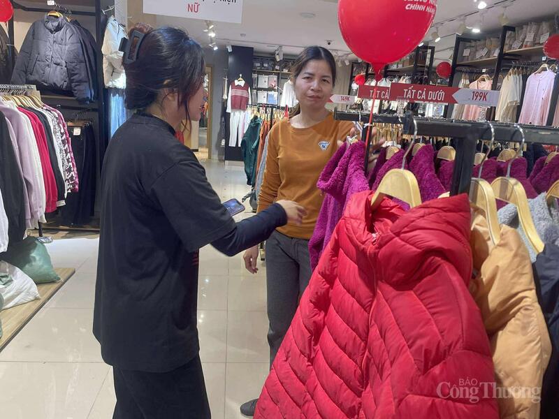 Tại các cửa hàng thời trang, sản phẩm áo mùa đông hút khách.