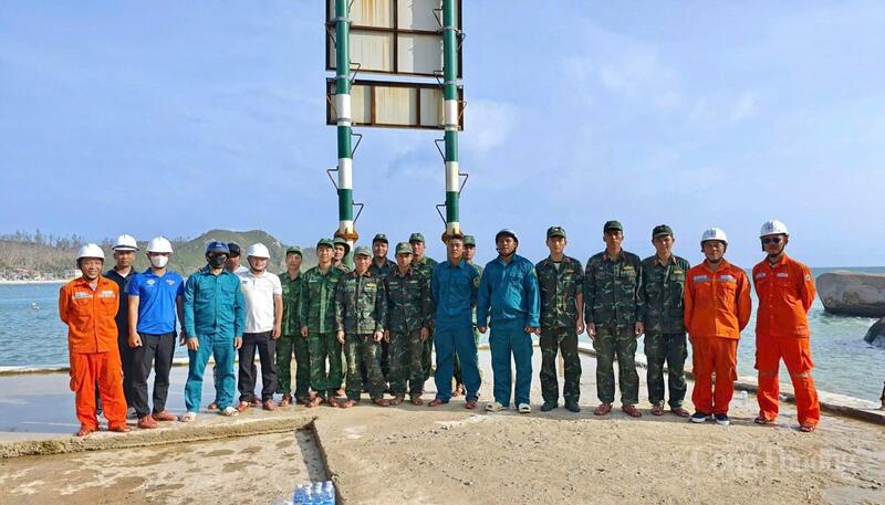 Đồn Biên phòng Nhơn Châu phối hợp với Đội Quản lý điện Quy Nhơn khắc phục sự cố điện cho bà con xã đảo.