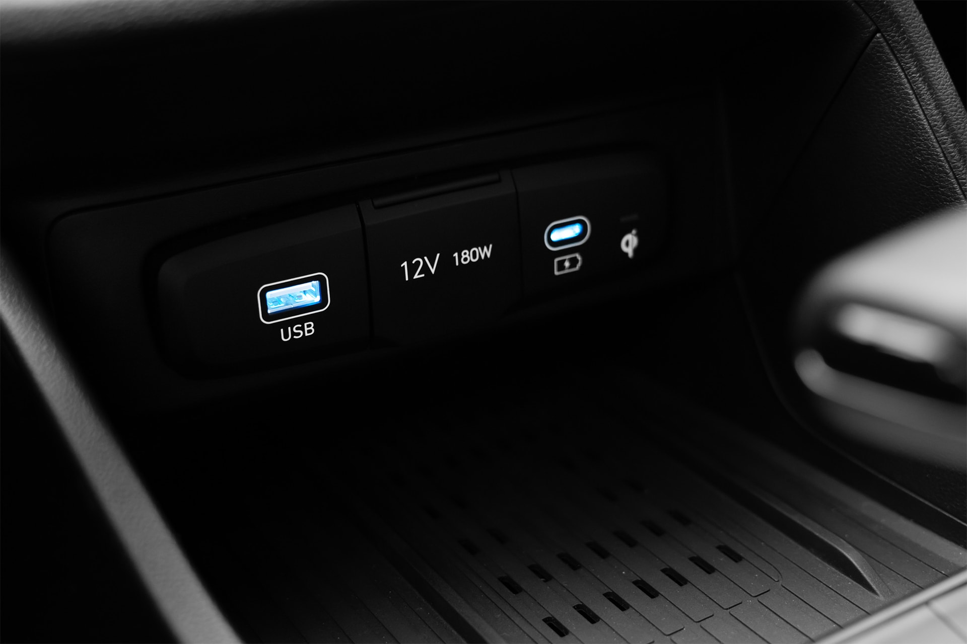 Khu vực sạc phía trước của Hyundai Accent - Ảnh: HTV