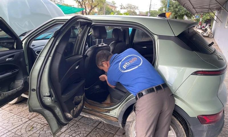 Giám định viên đang kiểm tra tổn thất một chiếc xe ô tô bị ngập nước. Ảnh: Tuấn Ngọc