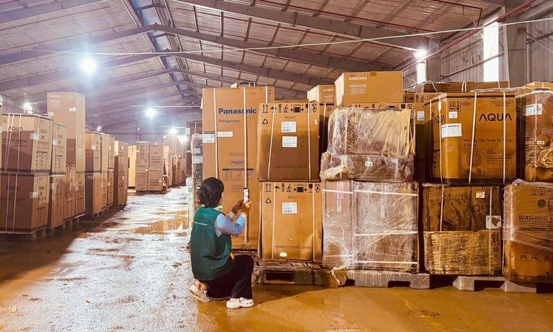 Giám định viên của một công ty bảo hiểm trực tiếp xuống hiện trường xác minh thiệt hại tại một nhà máy bị ngập do cơn bão số 12. Ảnh: Tuấn Ngọc