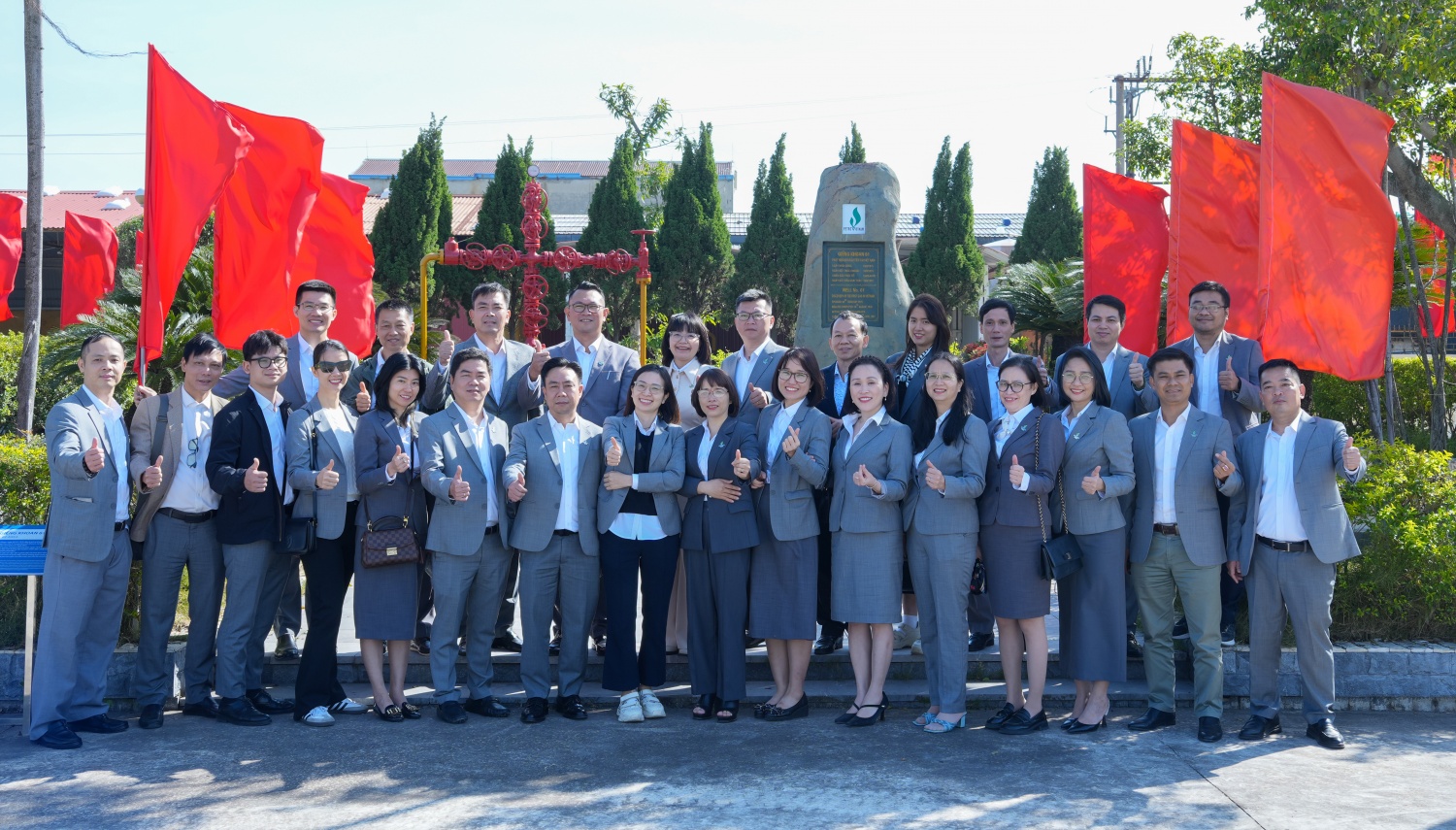 Chi bộ Văn phòng PVEP tổ chức về nguồn và kết nạp đảng viên tại Khu lưu niệm Công trình Dầu khí