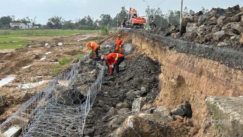 Lực lượng chức năng gia cố lại taluy Quốc lộ 25. Ảnh: Vũ Long