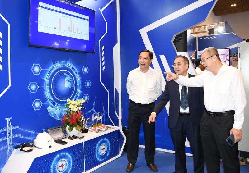 Tổng công ty Điện lực TP. Hồ Chí Minh (EVNHCMC) giới thiệu tại triển lãm các sản phẩm công nghệ tiêu biểu như: Ứng dụng CSKH EVNHCMC; kính thông minh - mũ thông minh; hệ thống GIS quản lý lưới điện; bản đồ mất điện trực tuyến; App công trường (Digital Workforce); hệ thống tự động hóa lưới điện (DAS); hệ thống quản lý mất điện (OMS)... Ảnh: Minh Khuê.