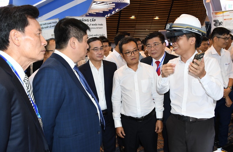 Gian hàng công nghệ của Công ty EPS và Công ty Thủy điện Buôn Kuốp - hai đơn vị thành viên Tổng công ty Phát điện 3 (EVNGENCO3) tại Techshow 2025 , giới thiệu nhiều giải pháp kỹ thuật đang ứng dụng trong vận hành, bảo dưỡng và sửa chữa nhà máy điện, gồm: Dịch vụ gia công - phục hồi thiết bị, Trung tâm Giám sát - Chẩn đoán từ xa RMS, công nghệ mô phỏng lò hơi CFD, thí nghiệm chẩn đoán máy phát và máy biến áp... Các giải pháp giúp EVNGENCO3 tối ưu chi phí, nâng cao độ tin cậy vận hành và góp phần bảo đảm an ninh năng lượng quốc gia. Ảnh: Minh Khuê.