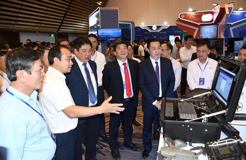 Tập đoàn Điện lực Việt Nam (EVN) trưng bày, giới thiệu các thành tựu khoa học, công nghệ nổi bật tại Techshow 2025. Ảnh: Minh Khuê.