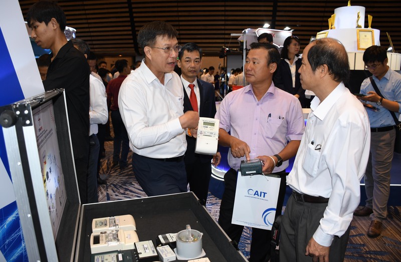 Gian hàng Tổng công ty Điện lực miền Trung (EVNCPC) trưng bày nhiều công nghệ như công tơ điện tử và hệ thống thu thập dữ liệu từ xa, thiết bị chỉ thị và cảnh báo sự cố SRFI cùng giải pháp giám sát và điều khiển điện mặt trời mái nhà Nexatus. Ảnh: Minh Khuê.