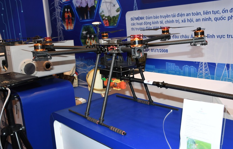 Tổng công ty Truyền tải điện Quốc gia trưng bày, giới thiệu các công nghệ thiết bị truyền tải điện, giải pháp giám sát đường dây bằng UAV tại Techshow 2025. Ảnh: Minh Khuê.