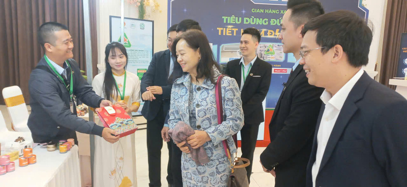 Đại biểu tham quan các gian trưng bày sản phẩm xanh và bền vững. Ảnh: Nguyễn Tuấn.