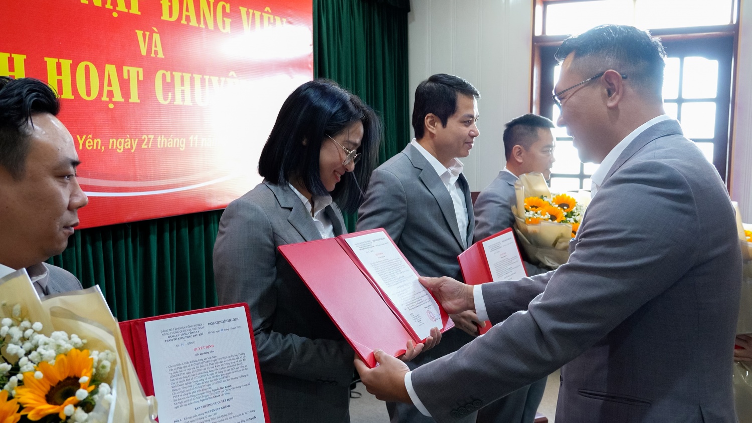 Chi bộ Văn phòng PVEP tổ chức về nguồn và kết nạp đảng viên tại Khu lưu niệm Công trình Dầu khí