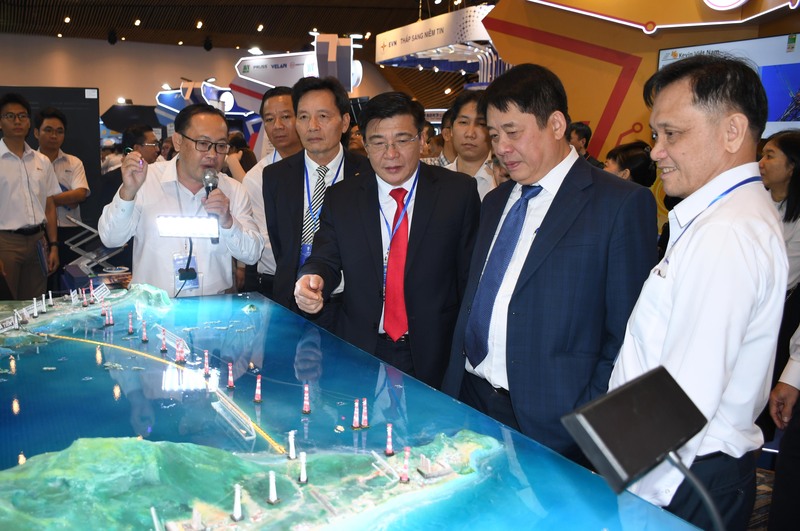 Ông Nguyễn Anh Tuấn - Tổng giám đốc EVN (thứ hai từ phải sang), cùng các đại biểu tham quan sa bàn giới thiệu mô hình truyền tải điện ra đặc khu Phú Quốc.