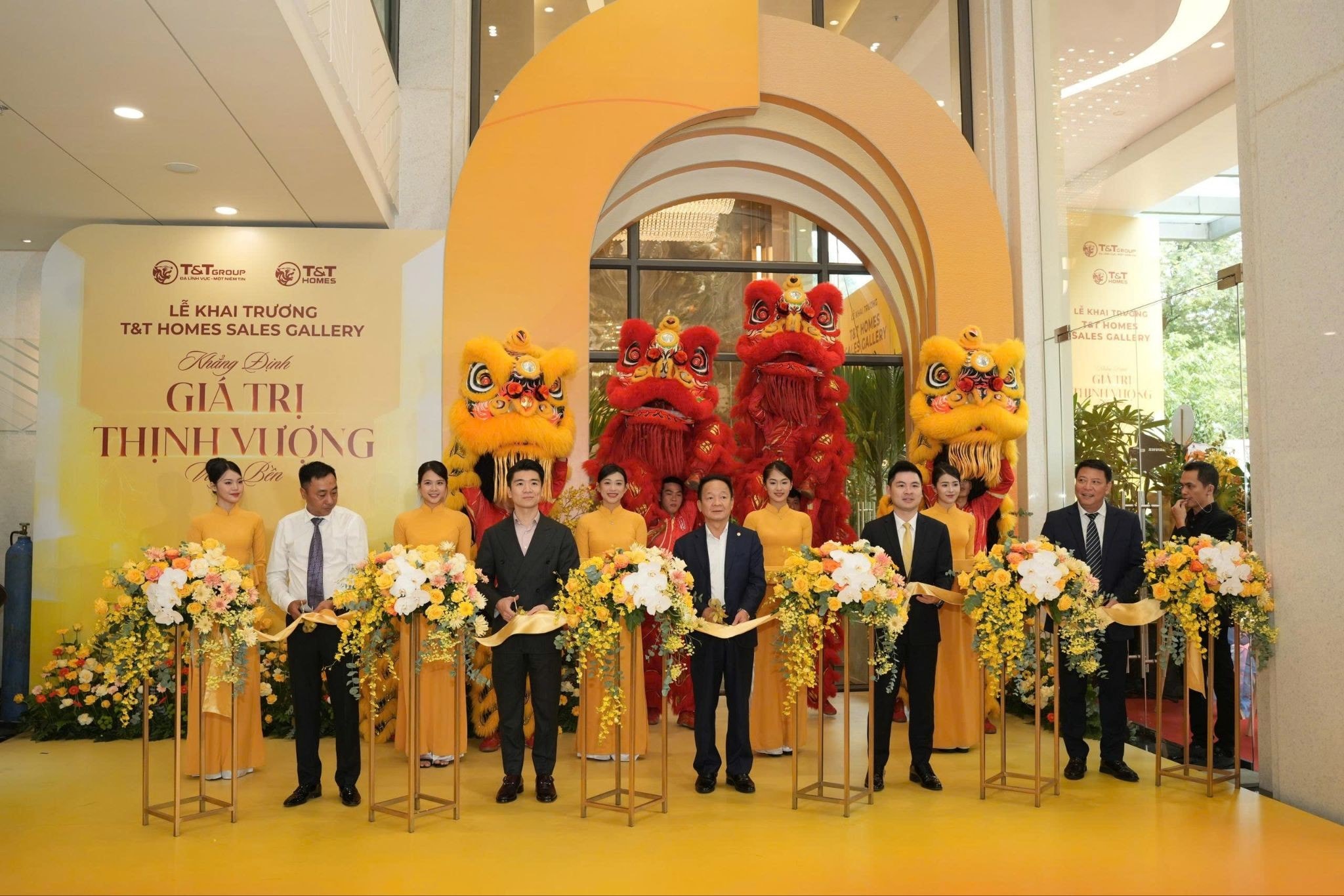 Ảnh 1: Nghi thức cắt băng chính thức khai trương T&T Homes Sales Gallary