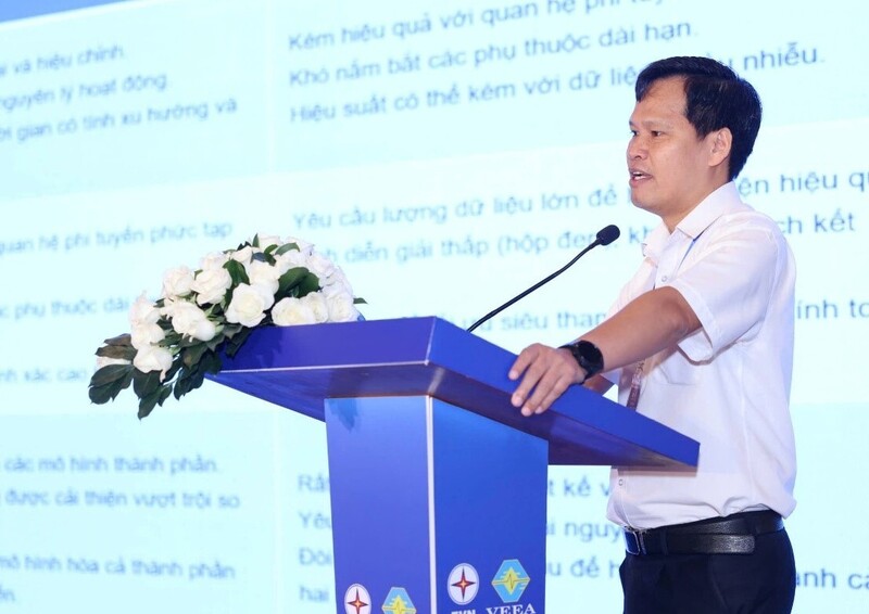 Ông Bùi Quốc Hoan - Phó Tổng giám đốc EVNSPC trình bày tham luận tại chuyên đề "Phân phối và Dịch vụ khách hàng". Ảnh: Minh Khuê.