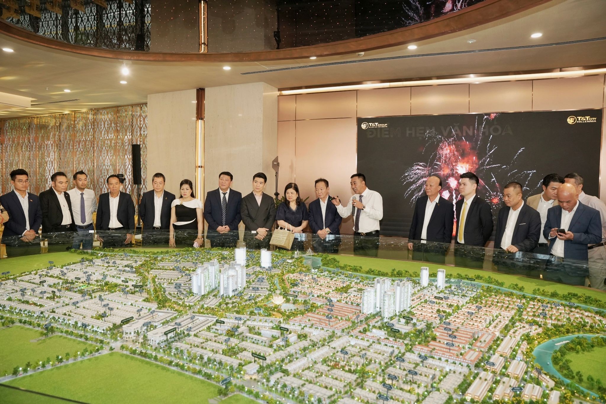 Ông Nguyễn Anh Tuấn - Phó Tổng Giám đốc T&T Group chia sẻ về các phân khu tại sa bàn của dự án T&T City Millennia