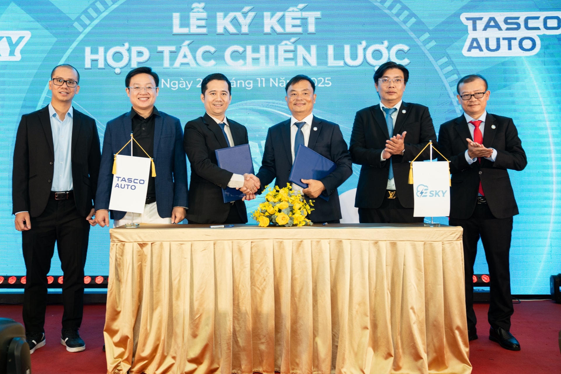 Đại diện Tasco Auto và Esky ký kết hợp tác chiến lược phát triển hệ thống trạm sạc nhanh cho xe điện tại Việt Nam - Ảnh: Tasco Auto