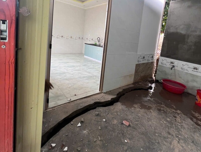 Vết nứt xuất hiện ngay trong nhà người dân buộc chính quyền phải di dời khẩn cấp. Ảnh: ĐVCC