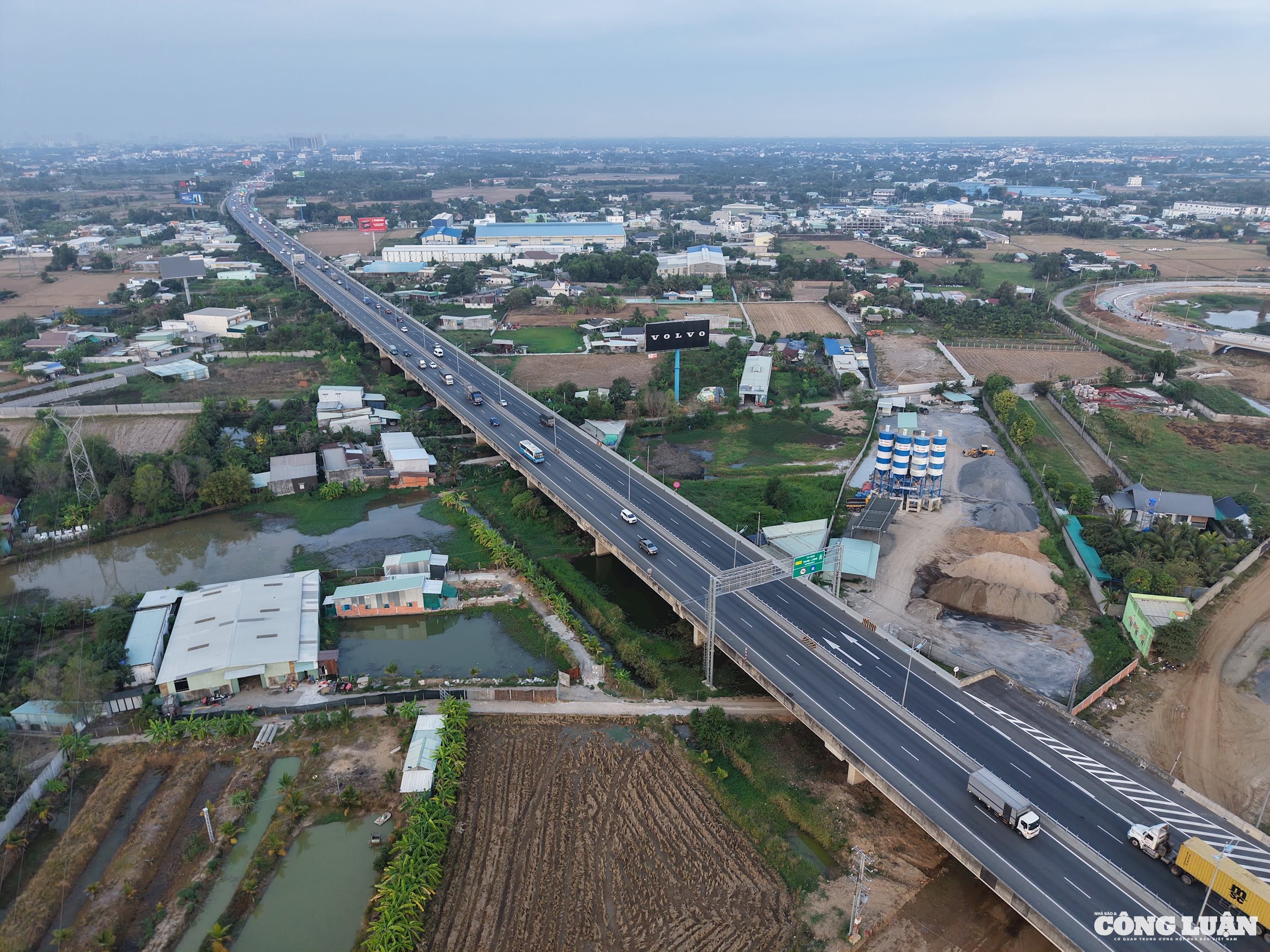 Dòng phương tiện di chuyển trên cao tốc TP.Hồ Chí Minh - Trung Lương - Mỹ Thuận.