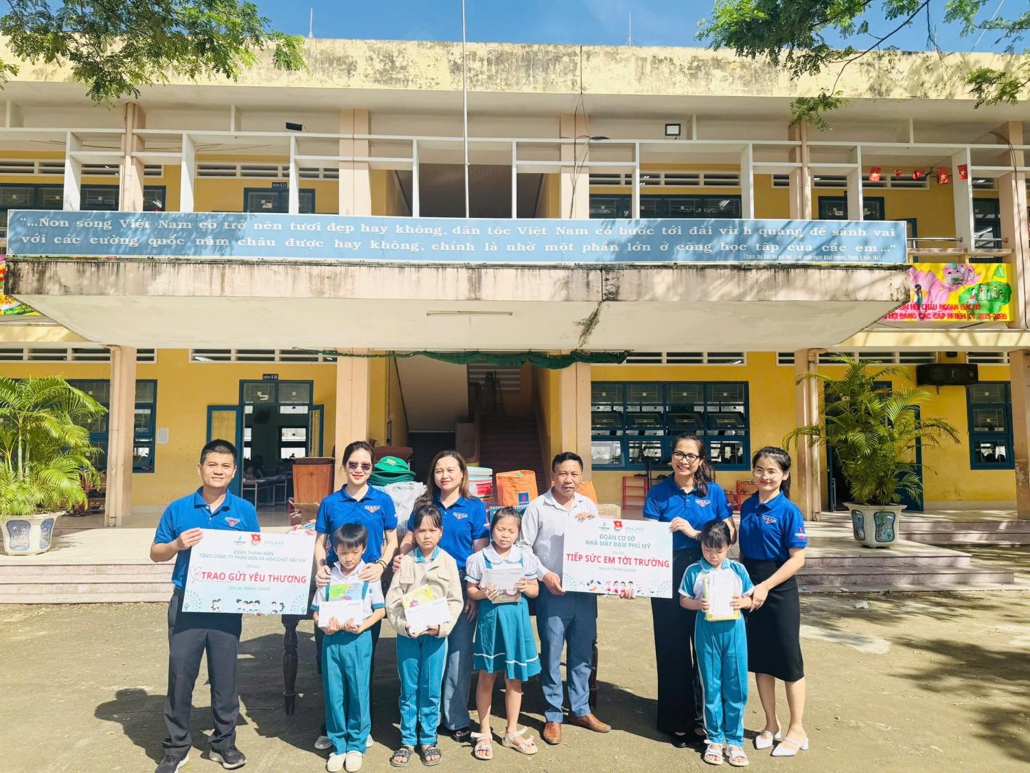 Tuổi trẻ PVFCCo - Phú Mỹ: Trao gửi yêu thương, tiếp sức em đến trường