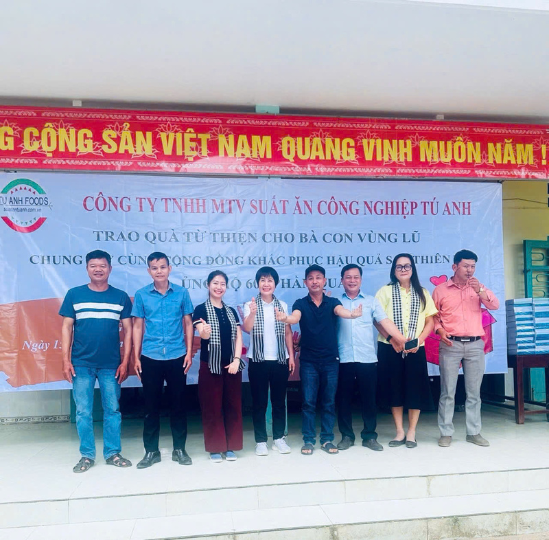 Bà Nguyễn Thị Nụ cùng cán bộ nhân viên trao quà cho đồng bào lũ lụt tại Quảng Nam