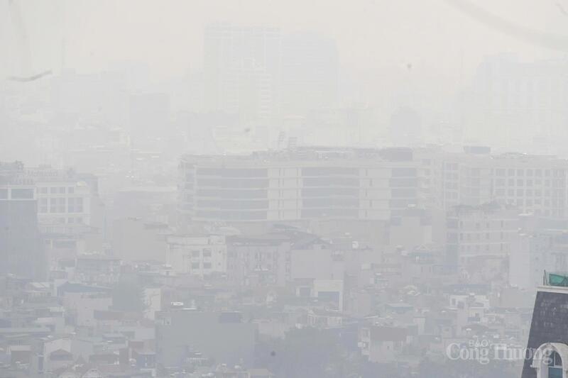 Các tòa nhà cao tầng và khu dân cư tại Hà Nội bị che phủ trong lớp bụi mịn dày.