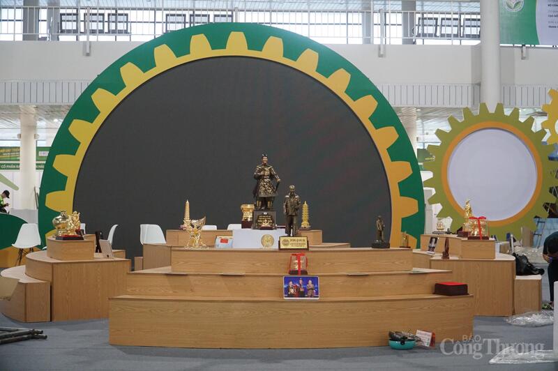 Công tác chuẩn bị Hội chợ cơ bản hoàn tất, Ban tổ chức đang bày biện các sản phẩm trưng bày ở gian hàng chung