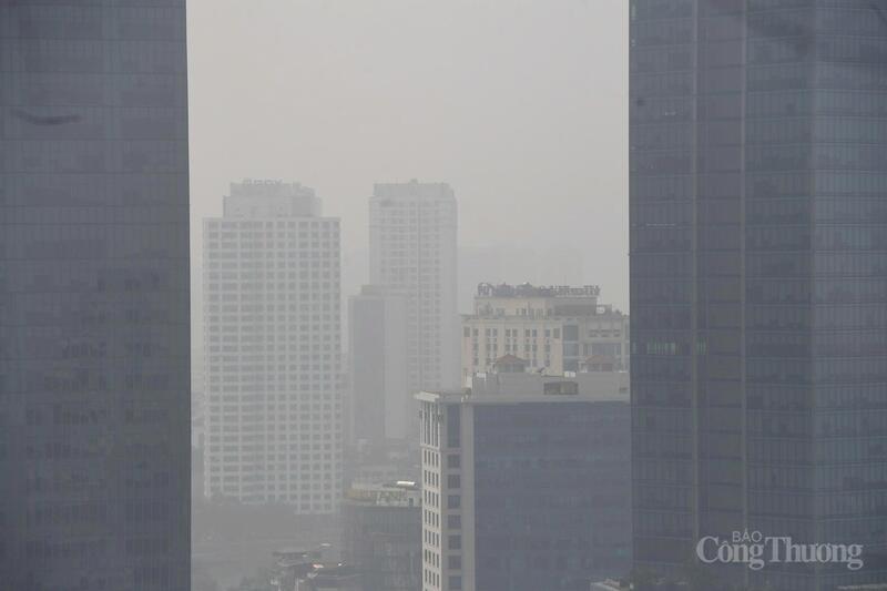 Khu vực Ngọc Hà mờ ảo dưới lớp bụi mịn.