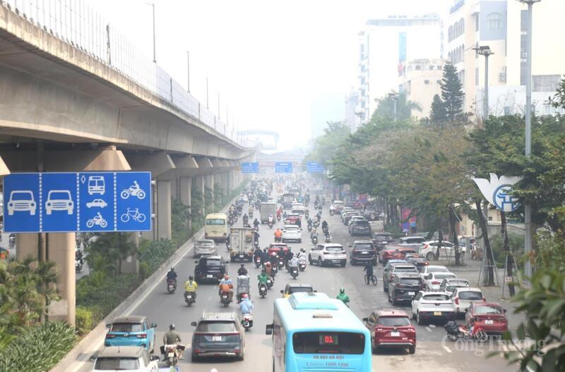 Đường Phạm Hùng 9h sáng không khí vẫn mờ đục.