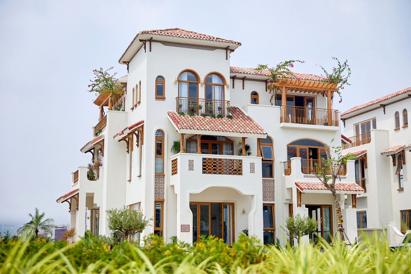 Dòng townhouse - villa ven biển với thiết kế 3-4 tầng nổi cùng 1 tầng hầm đa năng, phù hợp nhu cầu nghỉ dưỡng và khai thác lưu trú.