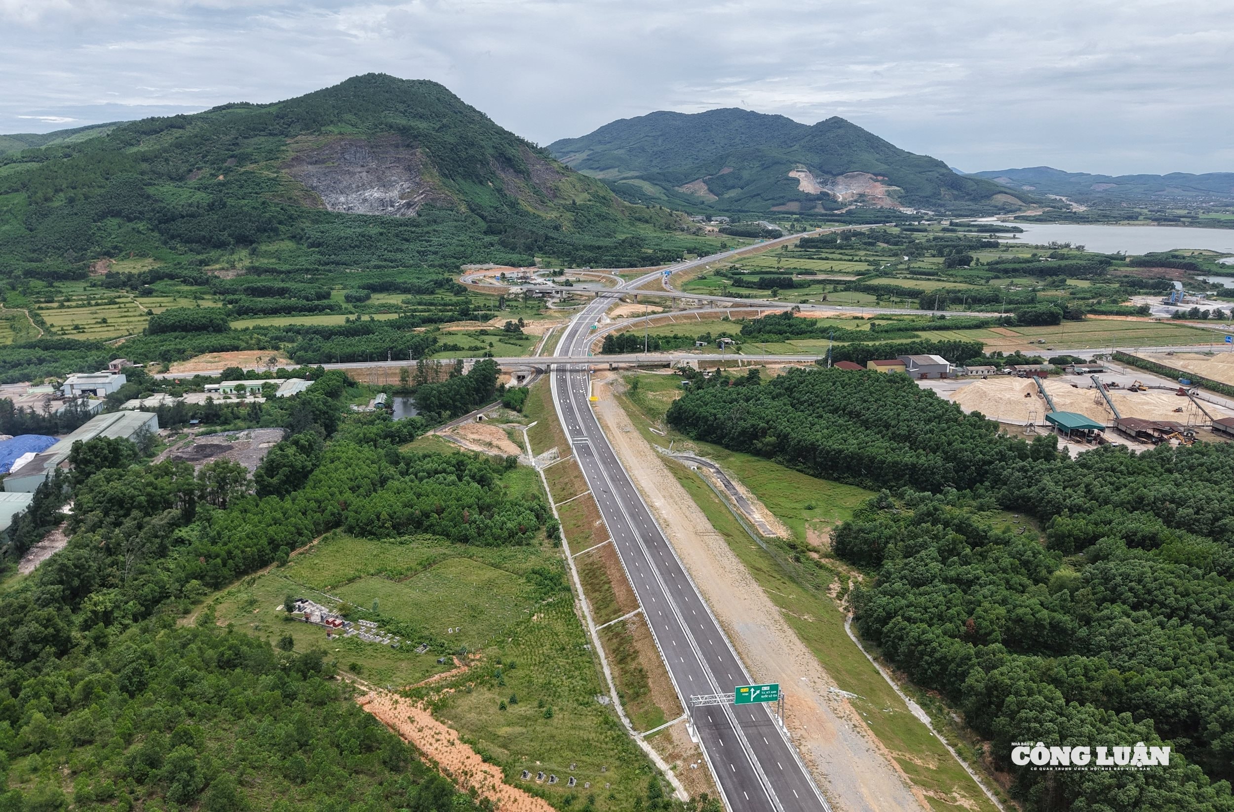 Nút giao cao tốc Bắc - Nam với Quốc lộ 12C qua địa bàn tỉnh Hà Tĩnh.