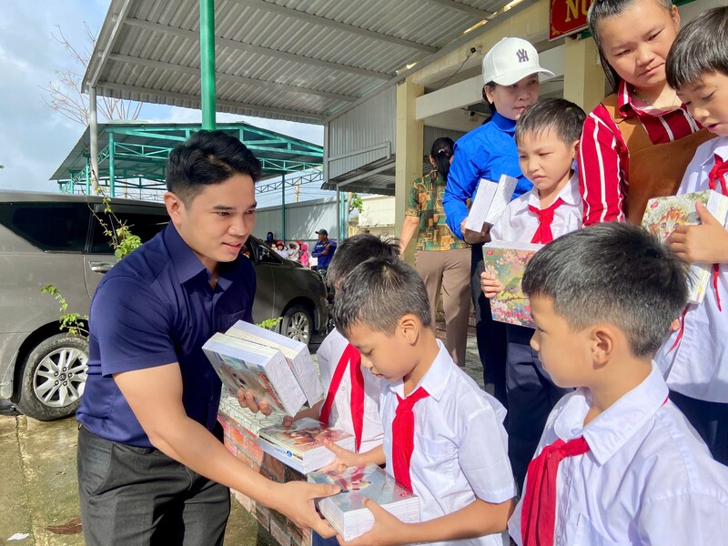 500 suất quà được trao cho học sinh các cấp tiểu học tại Trường Tiểu học số 2 Phước Thắng (xã Tuy Phước Đông) và Trường Tiểu học Cát Thắng (xã Ngô Mây).