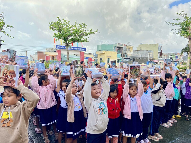 Mỗi suất quà bao gồm dụng cụ học tập thiết yếu và vở trắng trị giá 100.000 đồng/1 suất.