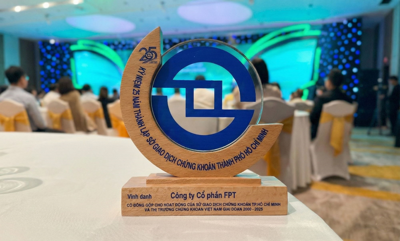 FPT nhận kỷ niệm chương vì có đóng góp tích cực cho hoạt động của Sở Giao dịch Chứng khoán TP. Hồ Chí Minh (HoSE) và thị trường chứng khoán Việt Nam giai đoạn 2000 - 2025.