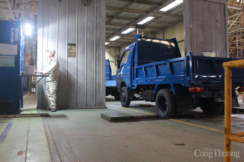 Công tác kiểm tra phanh và một số hạng mục trước khi giao xe cho khách hàng. Ảnh: VM