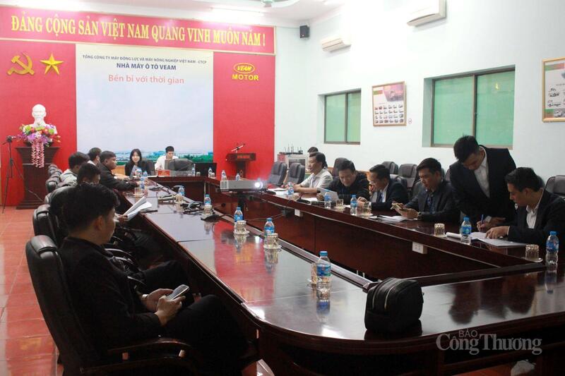 Phiên đấu giá ngày 4/12 tại Nhà máy ô tô VEAM. Ảnh: VM