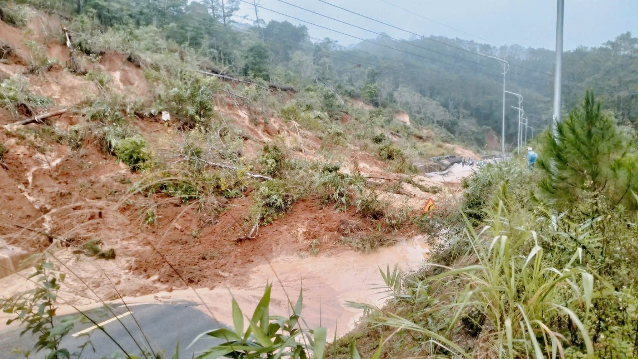 Nhiều tuyến Quốc lộ trọng điểm tại khu vực Trung Bộ bị sạt lở nghiêm trọng. Ảnh: TL.