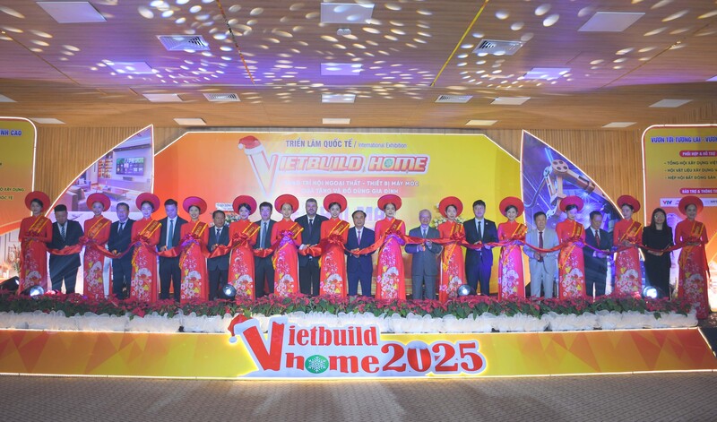 Thứ trưởng Bộ Xây dựng Nguyễn Văn Sinh, đại biểu thực hiện nghi thức cắt băng khai mạc Vietbuild Home 2025. Ảnh: Minh Khuê.