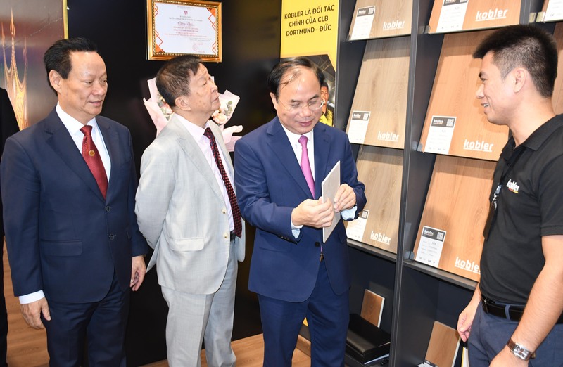 Thứ trưởng Nguyễn Văn Sinh và các đại biểu tham quan gian hàng trưng bày, giới thiệu sản phẩm tại triển lãm. Ảnh: Minh Khuê.