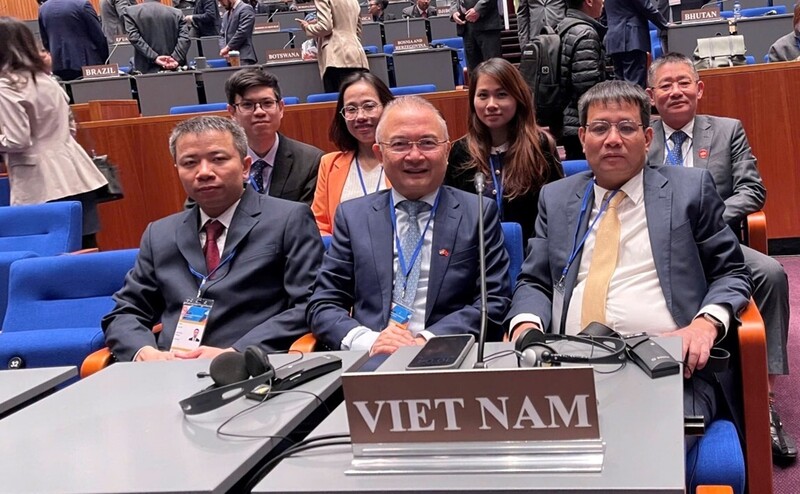 Ông Phùng Mạnh Ngọc, Cục trưởng Cục Hoá chất (Bộ Công Thương) dẫn đầu đoàn Việt Nam tham dự Hội nghị các quốc gia thành viên Công ước Cấm vũ khí hóa học lần thứ 30 (CSP30) tại La Hay, Hà Lan.